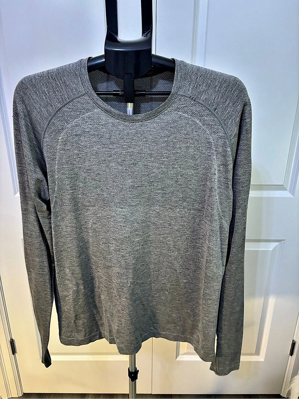 Lululemon Metal Vent Tech Long Sleeve Men's Gray Tee